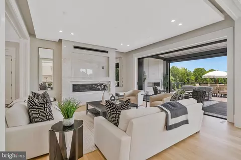 Living - 744 Lawton St, Mclean, VA 22101 photo 8 of 14