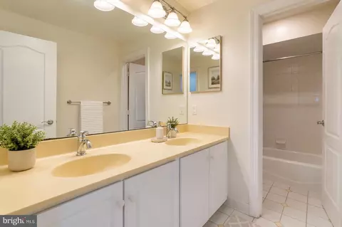 Bath - 1489 Broadstone Pl, Vienna, VA 22182 photo 3 of 3