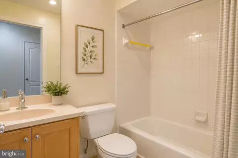 Bath - 1489 Broadstone Pl, Vienna, VA 22182 photo 2 of 3
