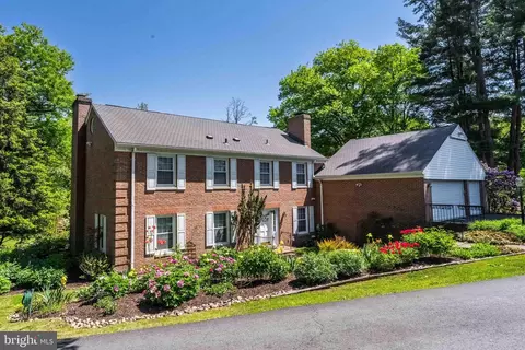 Exterior - 1003 Priory Pl, Mclean, VA 22101 photo 2 of 15