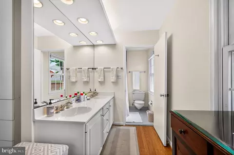 Bath - 1003 Priory Pl, Mclean, VA 22101 photo 4 of 6