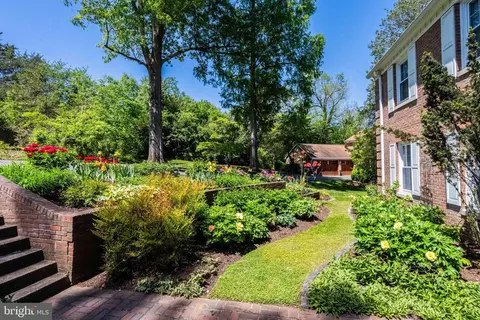 Exterior - 1003 Priory Pl, Mclean, VA 22101 photo 7 of 15
