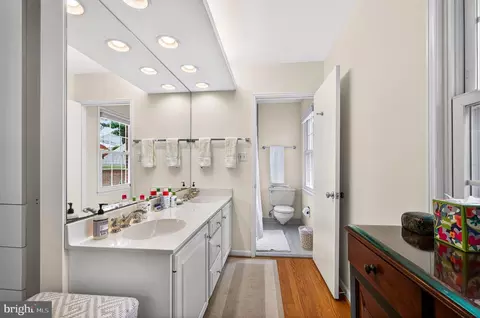 Bath - 1003 Priory Pl, Mclean, VA 22101 photo 3 of 6