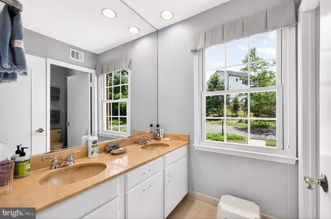 Bath - 1003 Priory Pl, Mclean, VA 22101 photo 5 of 6
