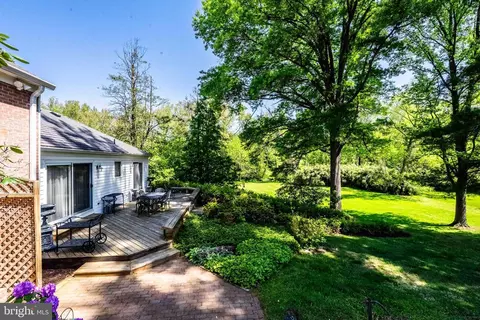 Exterior - 1003 Priory Pl, Mclean, VA 22101 photo 4 of 15