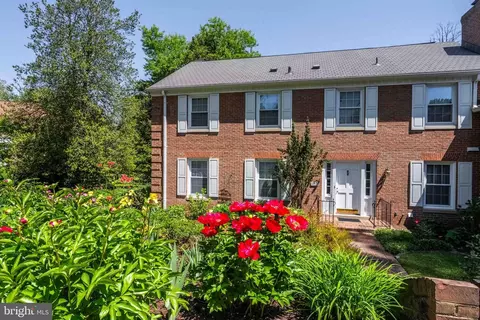 Exterior - 1003 Priory Pl, Mclean, VA 22101 photo 3 of 15