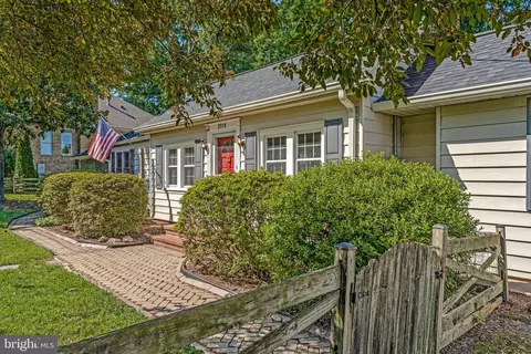 2718 Pioneer Ln, Falls Church, VA 22043