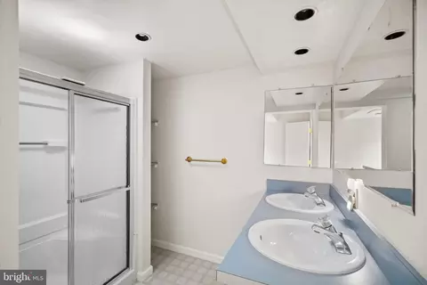 Bath - 5308 Inverchapel Rd, Springfield, VA 22151 photo 2 of 2