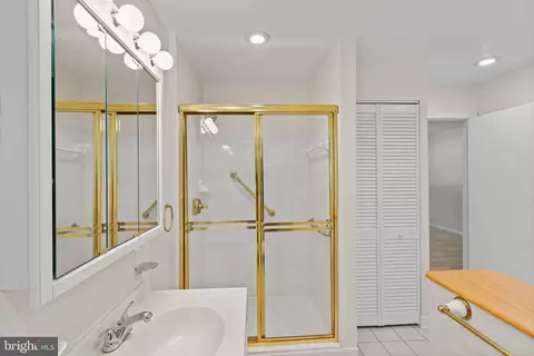 Bath - 6117 Harmon Pl, Springfield, VA 22152 photo 2 of 4