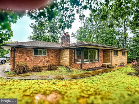 7041 Cindy Ln, Annandale, VA 22003