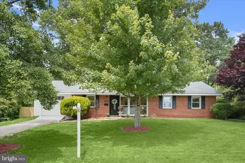 7422 Axton St, Springfield, VA 22151