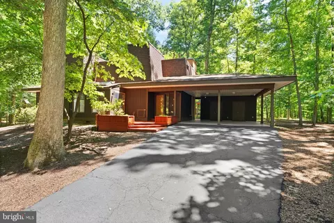 11609 Sourwood Ln, Reston, VA 20191