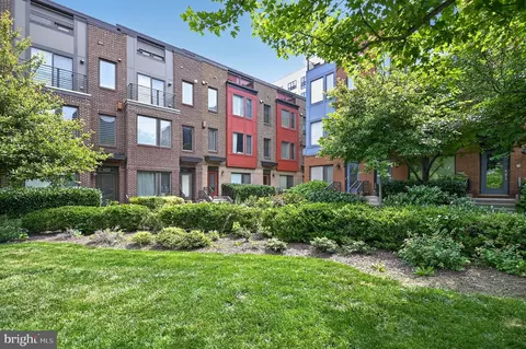 8319 Looking Glass Way, Fairfax, VA 22031