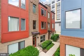 8319 Looking Glass Way, Fairfax, VA 22031