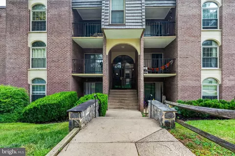 3330 Woodburn Village Dr #33, Annandale, VA 22003
