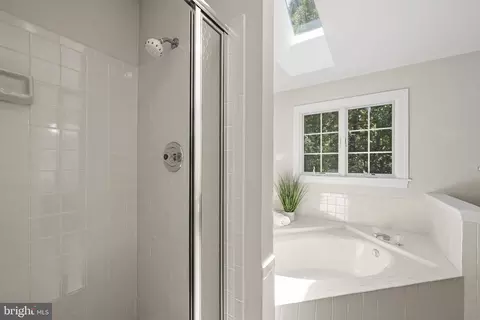 Bath - 9127 Scott St, Springfield, VA 22153 photo 5 of 8