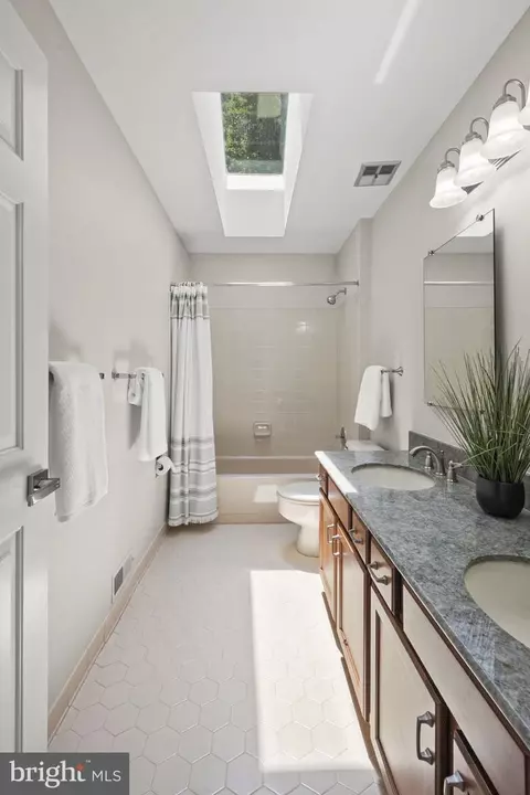 Bath - 9127 Scott St, Springfield, VA 22153 photo 7 of 8