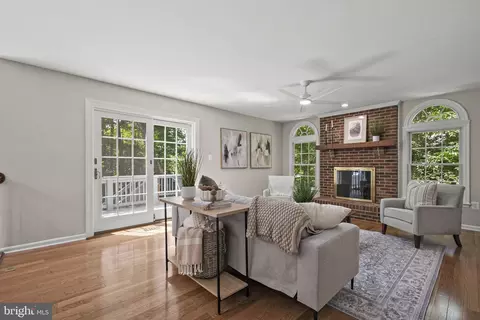 Living - 9127 Scott St, Springfield, VA 22153 photo 3 of 8
