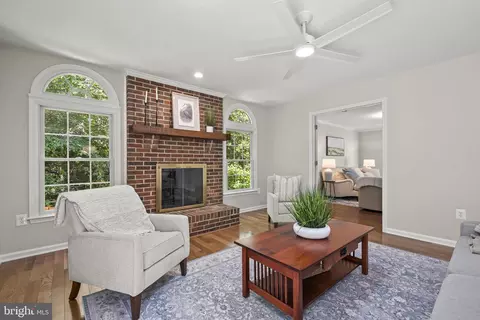 Living - 9127 Scott St, Springfield, VA 22153 photo 7 of 8