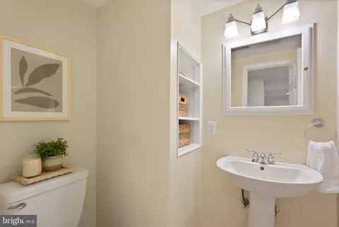 Bath - 8906 Tailcoat Ct, Springfield, VA 22153 photo 3 of 4