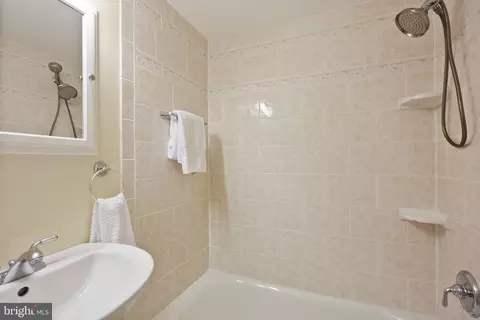 Bath - 8906 Tailcoat Ct, Springfield, VA 22153 photo 4 of 4