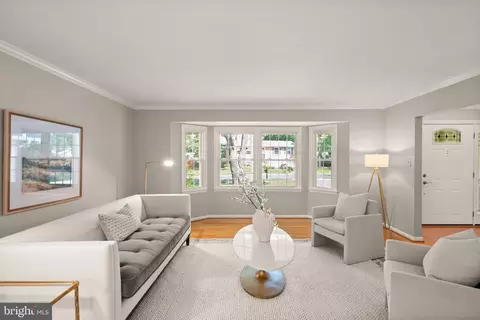 Living - 8906 Tailcoat Ct, Springfield, VA 22153 photo 5 of 13