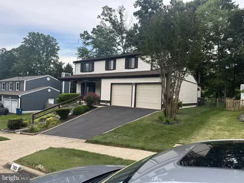 7613 Springfield Hills Dr, Springfield, VA 22153 photo 2