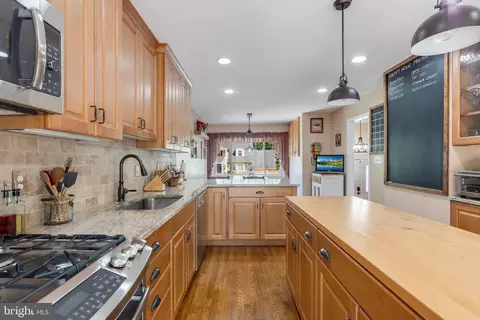 Kitchen - 6006 Merryvale Ct, Springfield, VA 22152 photo 5 of 6