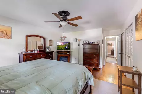 Bedroom - 6006 Merryvale Ct, Springfield, VA 22152 photo 2 of 5