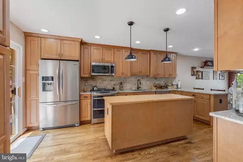 Kitchen - 6006 Merryvale Ct, Springfield, VA 22152 photo 4 of 6