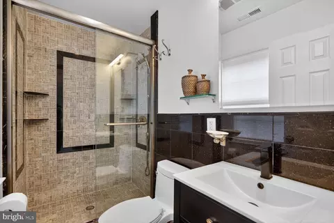 Bath - 7024 Alicent Pl, Mclean, VA 22101 photo 3 of 5