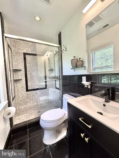Bath - 7024 Alicent Pl, Mclean, VA 22101 photo 2 of 5