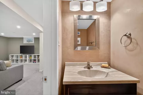 Bath - 7024 Alicent Pl, Mclean, VA 22101 photo 5 of 5