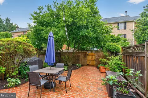 Exterior - 7024 Alicent Pl, Mclean, VA 22101 photo 5 of 18