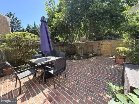 Exterior - 7024 Alicent Pl, Mclean, VA 22101 photo 6 of 18
