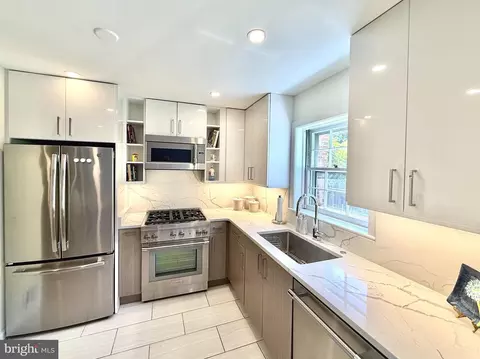 Kitchen - 7024 Alicent Pl, Mclean, VA 22101 photo 4 of 9
