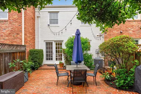 Exterior - 7024 Alicent Pl, Mclean, VA 22101 photo 2 of 18