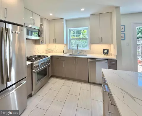 Kitchen - 7024 Alicent Pl, Mclean, VA 22101 photo 5 of 9