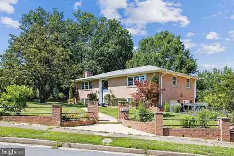 7108 Waldorf Ln, Falls Church, VA 22046