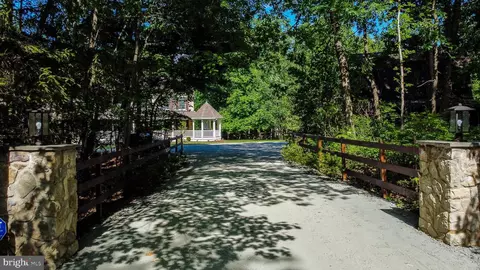 813 Blacks Hill Rd, Great Falls, VA 22066