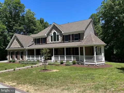 813 Blacks Hill Rd, Great Falls, VA 22066