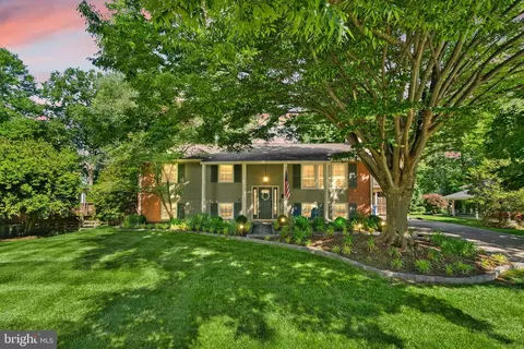 8446 Porter Ln, Alexandria, VA 22308