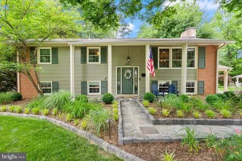 8446 Porter Ln, Alexandria, VA 22308