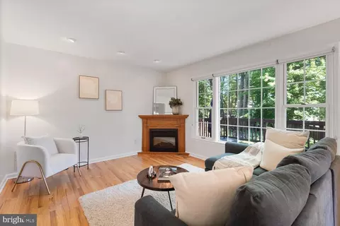 Living - 9501 Wallingford Dr, Burke, VA 22015 photo 2 of 4