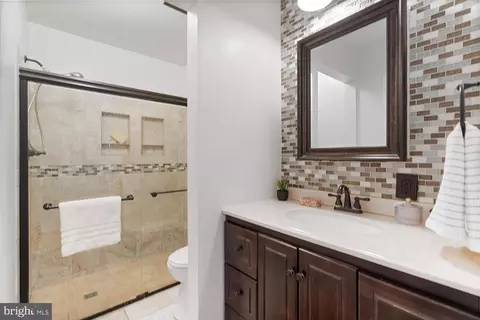 Bath - 9501 Wallingford Dr, Burke, VA 22015 photo 3 of 3