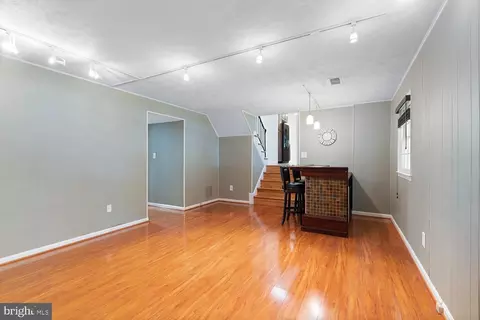 Living - 9501 Wallingford Dr, Burke, VA 22015 photo 3 of 4