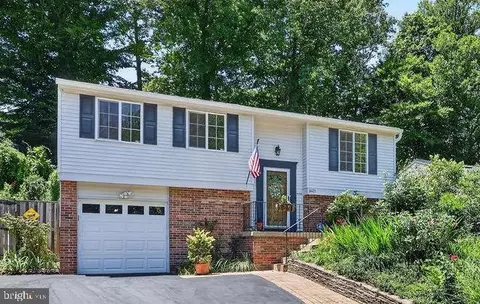 8471 Great Lake Ln, Springfield, VA 22153