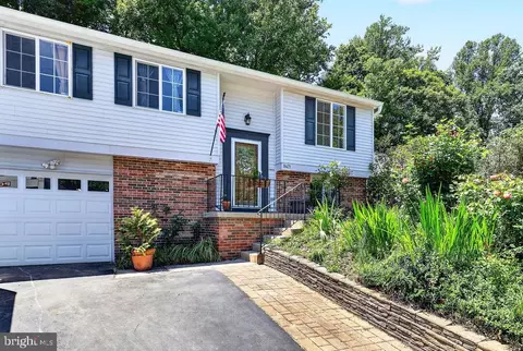 8471 Great Lake Ln, Springfield, VA 22153