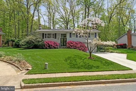 1713 Pine Valley Dr, Vienna, VA 22182