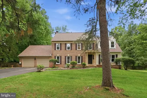 11913 Holly Spring Dr, Great Falls, VA 22066